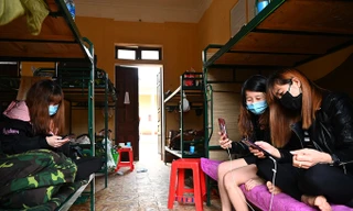 Trong tổng số 410 người cách ly tại Trung đoàn 123 có nhiều phụ nữ. Một trong số họ đã bỏ trốn khỏi đơn vị .Ảnh: G.Huy