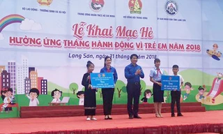 Bí thư TƯ Đoàn Nguyễn Ngọc Lương; Bí thư Tỉnh ủy Lạng Sơn Lâm Thị Phương Thanh trao tặng học bổng cho các em học sinh nghèo, học giỏi *ảnh: Duy Chiến