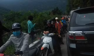 Ùn ứ trên đường dẫn lên đỉnh Mẫu Sơn (ảnh chụp chiều nay 30/4/2019 .Ảnh: Hoàng Chuyên