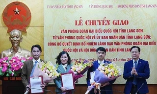 Ông Hoàng Văn Nghiệm, Phó bí thư TT Tỉnh ủy, Chủ tịch HĐND tỉnh (bìa phải, ngoài cùng) tặng hoa chúc mừng 3 tân Phó chánh VP đoàn đại biểu quốc hội và HĐND tỉnh Lạng Sơn .Ảnh: TL 
