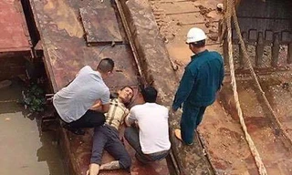 Các công nhân đã cứu kịp thời người thanh niên dại dột .Ảnh: Duy Chiến