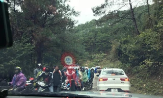 Dòng người xuôi ngược lên Mẫu Sơn tạo cảnh ùn tắc - ảnh: Đ. Ân