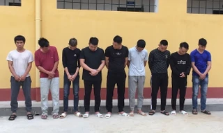 Nhóm bạc bị tạm giữ tại cơ quan công an .Ảnh: H. Thơ