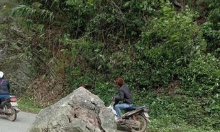 Đá lở rơi xuống đường, hai người thoát chết trong gang tấc