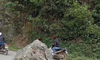 Đá lở rơi xuống đường, hai người thoát chết trong gang tấc