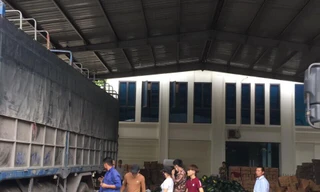 Cho dù hôm nay (27/2), phía Trung Quốc đồng ý trao đổi, mua bán hàng nông sản như xưa, tuy nhiên do không có nhân công ở bên bãi sang ải của bạn nên nhiều doanh nghiệp đã tổ chức phân loại, đóng gói ngay tại cửa khẩu Tân Thanh .Ảnh: Duy Chiến