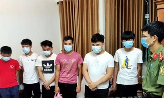 Nhóm công dân Trung Quốc bị phát hiện nhập cảnh trái phép tại khách sạn Tùng Lâm ở thành phố Lạng Sơn .Ảnh: H. Thơ