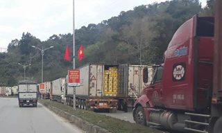 Hiện tượng ùn tắc hàng nông sản ở cửa khẩu Tân Thanh diễn ra thường xuyên vào dịp cuối năm .Ảnh: TL