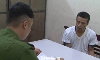 Đối tượng Minh (bìa phải) tại cơ quan công an .Ảnh: M.Anh