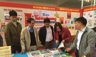 Báo Tiền Phong cuốn hút sự chú ý của đồng nghiệp và bạn đọc .Ảnh: Duy Chiến