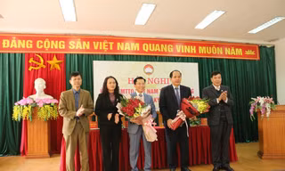 Ông Lương Tuấn Hùng và Nguyễn Văn Dừa (giữa) nhận hoa chúc mừng của MTTQ tỉnh Cao Bằng .Ảnh: CB