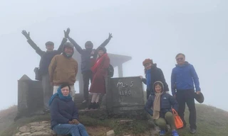 Dù không có băng tuyết, nhiều du khách vẫn thích thú với cái gió, cái lạnh trên đỉnh mẫu Sơn .Ảnh: N.X.L