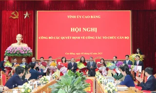Các cán bộ được bổ nhiệm, luân chuyển nhận hoa chúc mừng của lãnh đạo tỉnh Cao Bằng .Ảnh: Q. Anh 