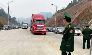 Chủ hàng và nhân công bốc xếp hàng hóa nhộn nhịp tại cửa khẩu Tân Thanh .Ảnh: Duy Chiến