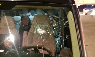 Nhiều xe ô tô bị ném đá vỡ kính trong đêm 9/1 .Ảnh: TL