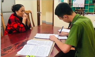 Bà Nga (bìa trái) khai nhận hành vi tại cơ quan điều tra .Ảnh: TL