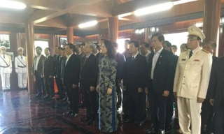 Đồng chí Trần Quốc Vượng cùng lãnh đạo trung ương, địa phương dâng hương tại nhà lưu niệm đồng chí Hoàng Văn Thụ. Ảnh Duy Chiến