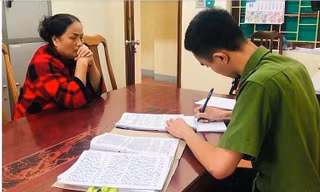 Bà Nga (bìa trái) khai nhận hành vi tại cơ quan điều tra .Ảnh: TL