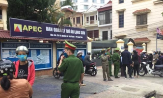 Lực lượng công an Lạng Sơn vất vả vãn hồi trật tự nơi diễn ra sự kiện "Siêu thị hạnh phúc O đồng" .Ảnh: Duy Chiến