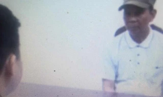 Ông Sông (bìa phải) khai nhận hành vi tàng trữ, vận chuyển ma túy trái phép *ảnh: TL