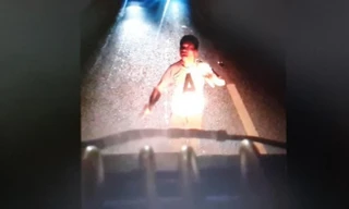 Nam thanh niên chặn xe ô tô giữa đêm khuya gây xôn xao dư luận (ảnh cắt từ clip) 