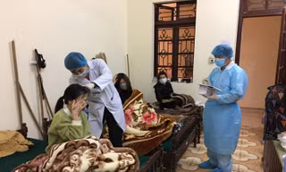 Lực lượng y tế tại Trường Quân sự làm việc thâu đếm để tiếp nhận, sơ khám công dân đến cách ly. Ảnh: Duy Chiến