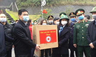 Bí thư Tỉnh ủy Lạng Sơn (giữa, bìa phải) trao quà tượng trưng hỗ trợ vật tư y tế cho lãnh đạo Quảng Tây (Trung Quốc). Ảnh: Duy Chiến