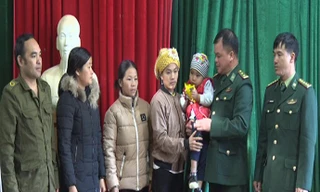 Lực lượng Biên phòng Cao bằng bàn giao cháu bé 4 tuổi vừa giải cứu từ Trung Quốc cho gia đình chị Cói *ảnh: M. Khôi