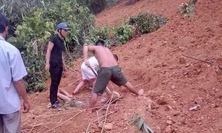 Thanh niên và người dân tham gia cứu người .Ảnh: TL