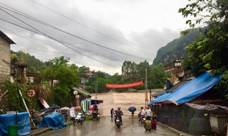 Người dân hai bên cầu ngầm Na Sầm bị ách tắc vì nước lên quá nhanh *ảnh: TL