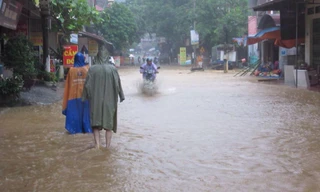 Nước lũ bủa vây các khu phố Đồng Mỏ. Ảnh: Vi Cường.