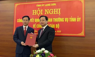 Lãnh đạo Tỉnh ủy trao quyết định cho ông Lương Tiến Trình (bìa trái) giữ chức vụ Phó trưởng ban dân vận tỉnh ủy Lạng Sơn .Ảnh: Duy Chiến 
