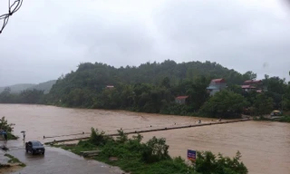 Các cây cầu ở Lạng Sơn nguy cơ chìm trong biển nước .Ảnh: Duy Chiến