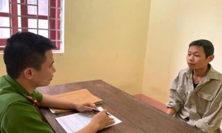 Đối tượng Bay (bìa phải) tại cơ quan công an .Ảnh: Diệu Linh