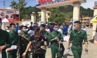 Sắc xanh Biên phòng nổi bật với gương mặt tự tin của các thí sinh áo lính thi xong môn đầu tiên .Ảnh: Duy Chiến 