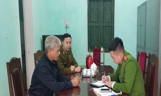 Ông Thiệp (bìa trái) khai nhận hành vi tại cư quan điều tra .Ảnh: TL 