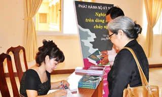 Tác giả ký tặng những độc giả đầu tiên