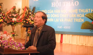 Nhà thơ Hữu Thỉnh tham luận tại hội thảo