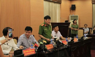 Phó giám đốc CAHN trả lời báo chí tại cuộc họp báo.