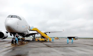 Kế hoạch tổ chức các chuyến bay có thu phí trọn gói tạm thời phải dừng lại sau khi dịch COVID-19 tái lây nhiễm ra cộng đồng.