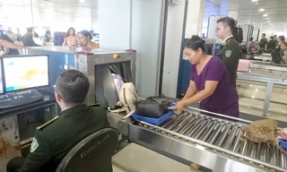 Hành khách lấy đồ khi qua cửa kiểm tra an ninh. Ảnh minh hoạ: Phạm Thanh.