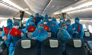 93 công dân Việt Nam về từ Anh bước xuống sân bay Vân Đồn, trong đó có học sinh dưới 18 tuổi, người già, người khó khăn. Ảnh: Cảng HKQT Vân Đồn.