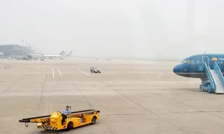 Để phục vụ các chuyến bay, trong sân bay có rất nhiều loại phương tiện và các lực lượng khác nhau hoạt động, nên yêu cầu chặt chẽ về an toàn. Ảnh minh họa.