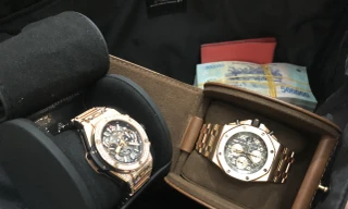 Tài sản trong túi đồ hành khách bỏ quên trên ghế máy bay.