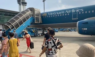 Nữ hành khách tử vong do trượt chân khi xuống thang máy bay