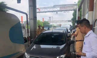 Các xe xếp hàng qua làn thu phí tự động tại trạm thu phí Vực Vòng. Ảnh: Lê Bình.