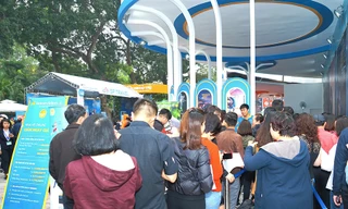 Khách thăm quan gian hàng của Vietnam Airlines tại hội chợ du lịch các năm trước.