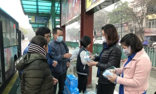 Phát khẩu trang miễn phí cho khách đi xe buýt tại Hà Nội. Ảnh: BGT.