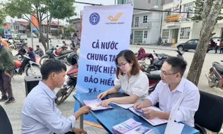 Cán bộ BHXH tỉnh Lai Châu tuyên truyền trực tiếp cho người dân về chính sách BHXH tự nguyện.