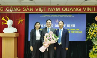 Ông Trương Việt Đông (giữa) chính thức giữ chức Chủ tịch HĐTV Tổng công ty Đầu tư phát triển đường cao tốc Việt Nam (VEC).